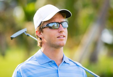 atletik genç adam Golf oynuyor