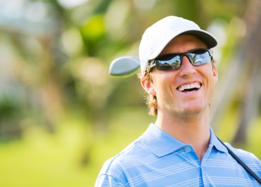 atletik genç adam Golf oynuyor