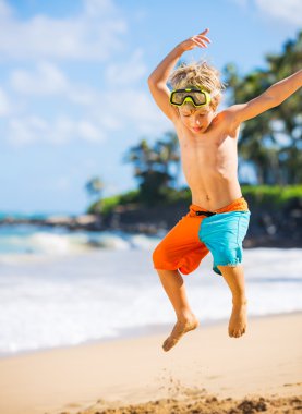 plajda eğlenmek mutlu çocuk