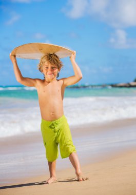 mutlu genç çocuk tatilde plajda eğlenmek
