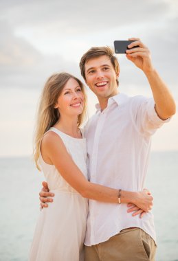 kendilerini wi beach alarak fotoğraf üzerinde mutlu Romantik Çift
