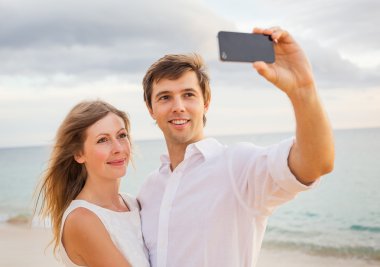 kendilerini wi beach alarak fotoğraf üzerinde mutlu Romantik Çift