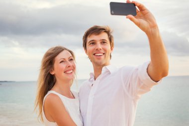 kendilerini wi beach alarak fotoğraf üzerinde mutlu Romantik Çift