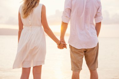 bir kaç gün batımında sahilde elele. romantik genç çift ben