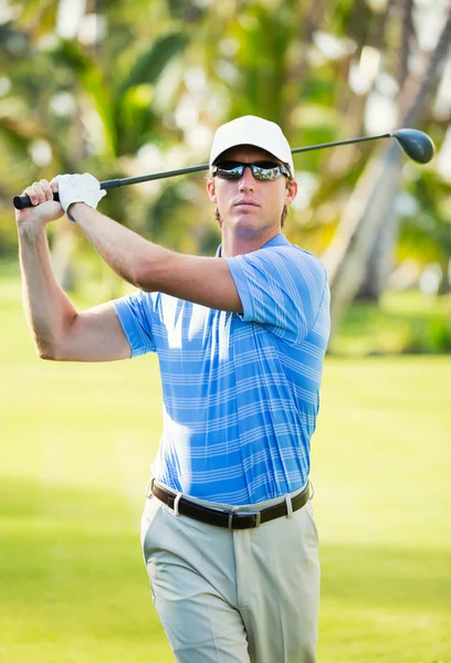 Young man swinging golf club — Stock Photo, Image