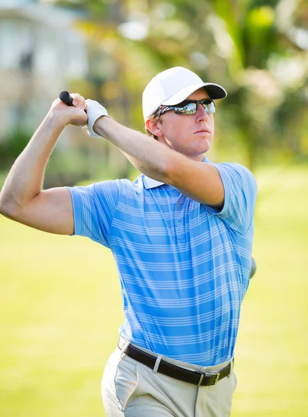 Young man swinging golf club — Stock Photo, Image