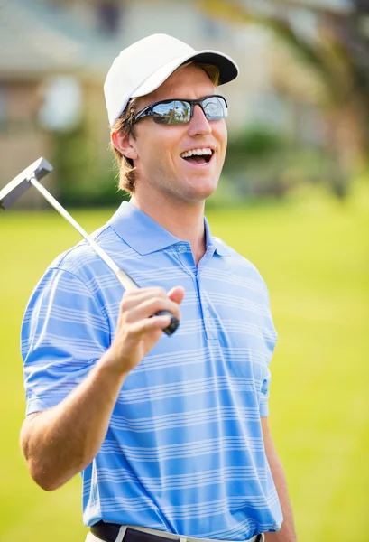 एथलेटिक युवा गोल्फ खेल रहा है — स्टॉक फ़ोटो, इमेज
