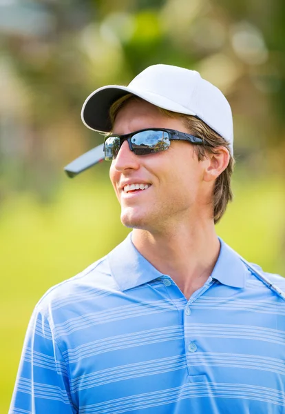 Athletischer junger Mann beim Golfspielen — Stockfoto