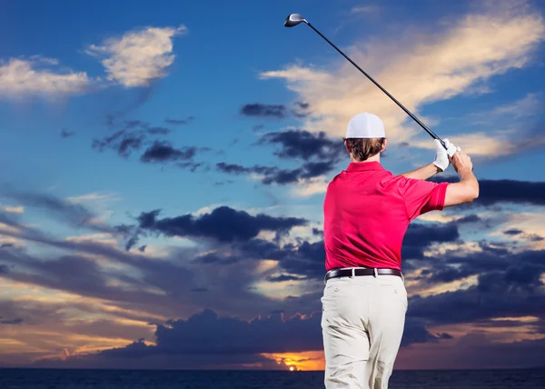 Golfer bij zonsondergang — Stockfoto