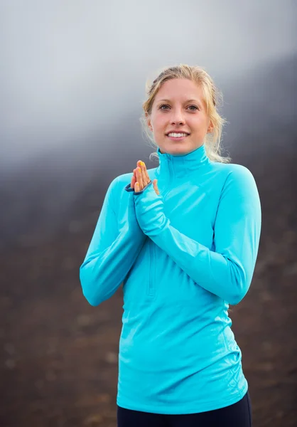 Unga attraktiva atletisk kvinna, som bär sportiga dukar på leden — Stockfoto