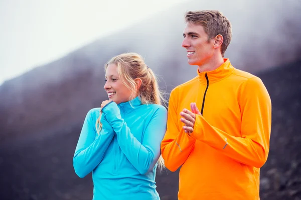 Young attractive athletic couple, wearing sporty cloths on trail — Stock Photo, Image