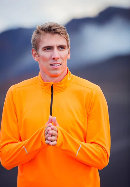 Young attractive athletic man, wearing sporty cloths on trail ou — Stock Photo, Image