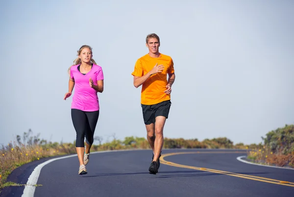 Fitnesssport-Paar joggt draußen — Stockfoto