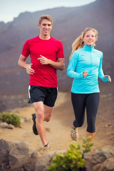 Fitnesssport-Paar joggt draußen auf Wanderweg — Stockfoto