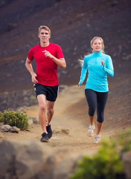 健身运动对夫妇跑跑步外的小路上 — 图库照片