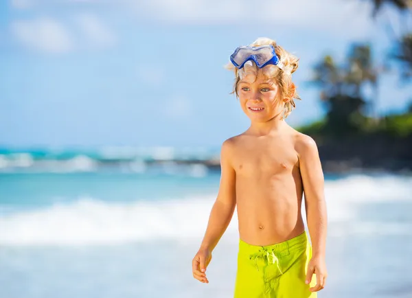 Heureux jeune garçon s'amuser à la plage — Stock fotografie