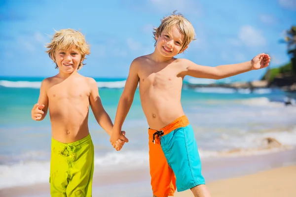 Gelukkige jonge jonge geitjes spelen op het strand op zomervakantie — Stockfoto