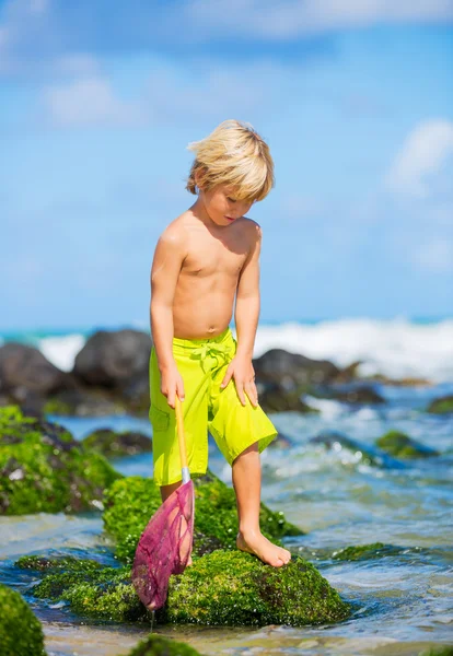 Feliz joven divirtiéndose en la playa, jugando con la pesca ne — Foto de Stock