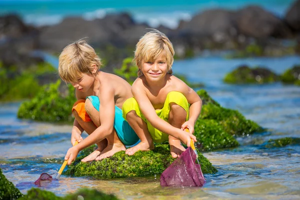 Jovens crianças felizes brincando na praia em férias de verão — Fotografia de Stock