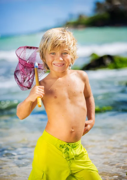 Heureux jeune garçon s'amuser à la plage, jouer avec la pêche ne — Photo