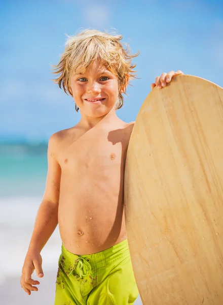 Szczęśliwy młody chłopak, zabawy na plaży na wakacje — Zdjęcie stockowe