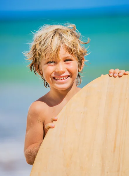 휴가를 해변에서 재미 행복 한 소년 — 스톡 사진