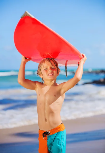 Niño feliz en la playa con tabla de surf —  Fotos de Stock