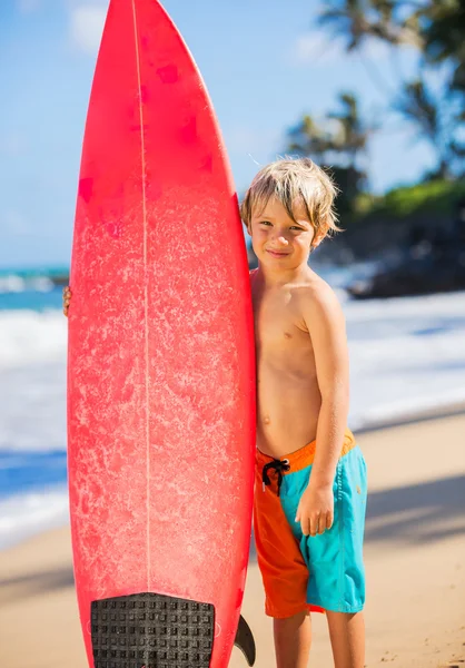 Happy young boy at the beach with surfboard — Stock Photo, Image