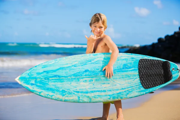 Menino feliz na praia com prancha de surf — Fotografia de Stock