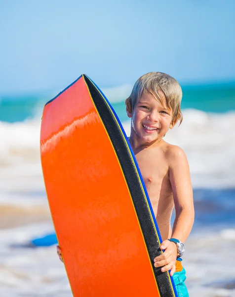 Joven feliz divirtiéndose en la playa de vacaciones , —  Fotos de Stock