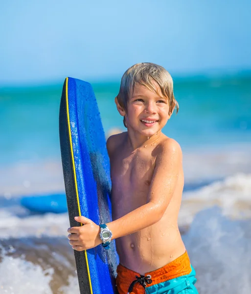 Gelukkige jongen plezier op het strand op vakantie, — Stockfoto