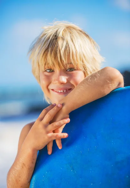Szczęśliwy młody chłopak, zabawy na plaży na wakacje, — Zdjęcie stockowe
