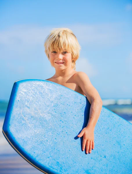 Gelukkige jongen plezier op het strand op vakantie, — Stockfoto