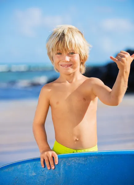 Счастливый мальчик развлекается на пляже во время отпуска , — стоковое фото