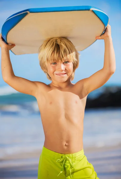 Щасливий молодий хлопчик розважається на пляжі у відпустці , — стокове фото