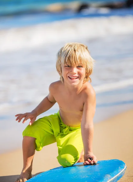 Gelukkige jongen plezier op het strand op vakantie, — Stockfoto