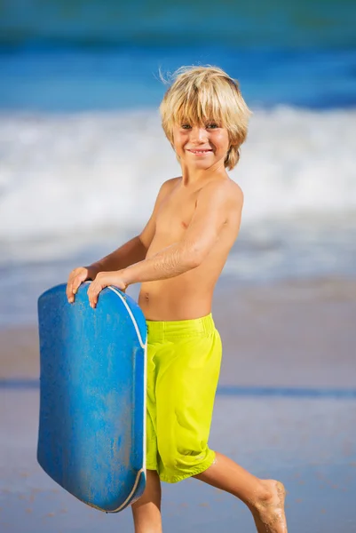 Joven feliz divirtiéndose en la playa de vacaciones , — Foto de Stock