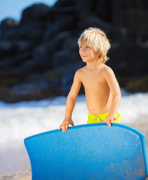Heureux jeune garçon qui s'amuse à la plage en vacances , — Photo