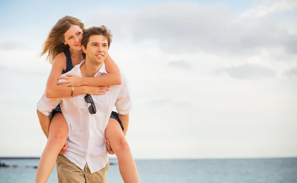 Romantique couple heureux sur la plage au coucher du soleil, homme et femme en l — Photo