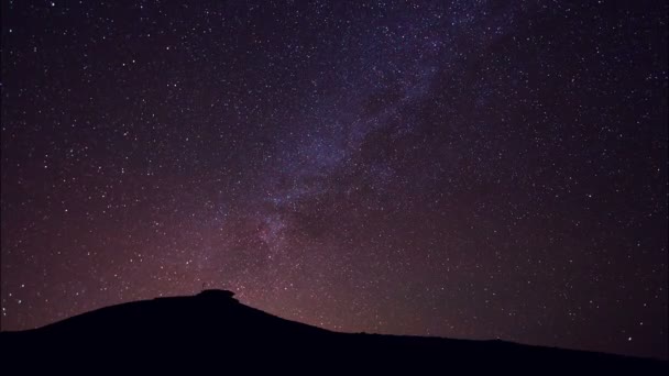 Αστέρια, όμορφο νυχτερινό ουρανό πάνω από το βουνό κορυφή, χρονική — Αρχείο Βίντεο