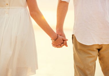 Plaj Sunset'teki aşık genç Çift