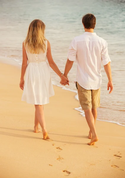 Молода пара закохалася на заході сонця на пляжі — стокове фото
