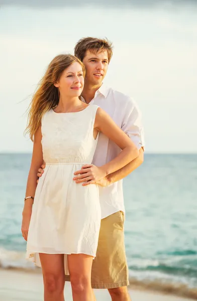 Ungt par i kärlek på sunset beach — Stockfoto