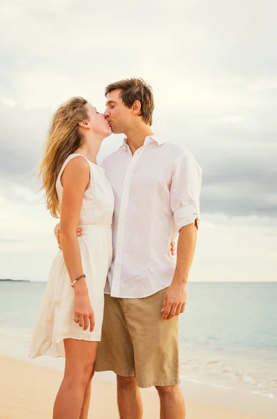 Jovem casal apaixonado no pôr do sol da praia — Fotografia de Stock