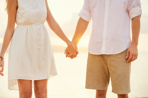 Jovem casal apaixonado no pôr do sol da praia — Fotografia de Stock