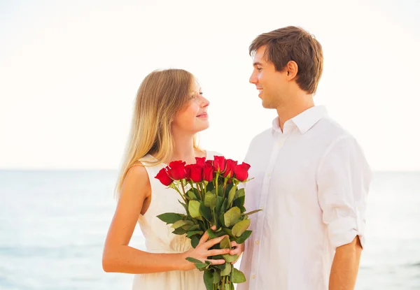 Romantische jonge paar in de liefde, Man geven mooie jonge vrouw — Stockfoto
