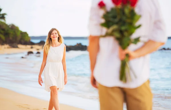 Romántico joven pareja enamorada, hombre celebración sorpresa ramo de r — Foto de Stock