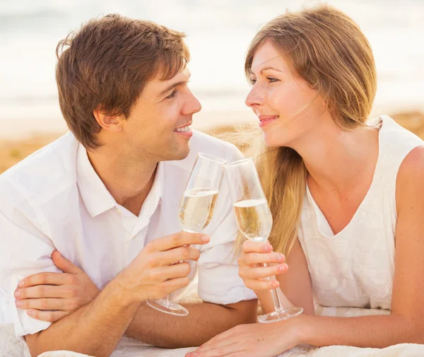 Luna di miele concetto, Uomo e donna innamorati, Godersi un bicchiere di cham — Foto Stock