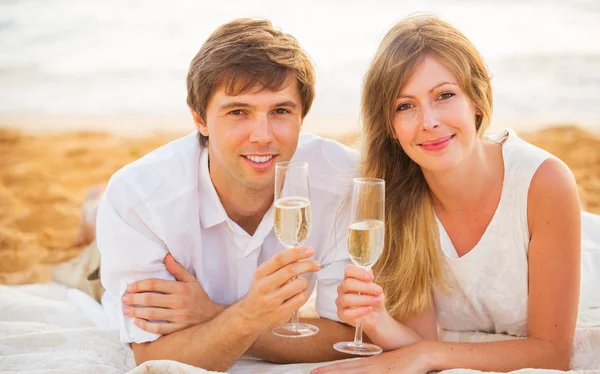 Концепція медового місяця, чоловік і жінка в коханні, насолоджуючись склянкою ромашки — стокове фото
