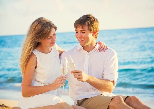 Smekmånad koncept, man och kvinna i kärlek, par njuter av glas — Stockfoto